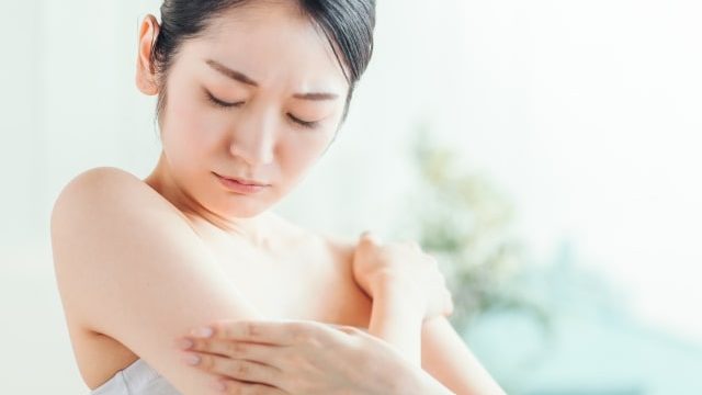 脱毛する女性の画像